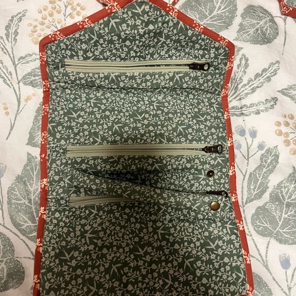 Floral Quilted Fabric jewelry Pouch - Picture 4 of 5